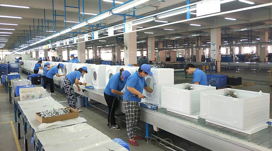 高效率！員工們忙碌地開展巴西客戶的衣物烘干機(jī)生產(chǎn)工作