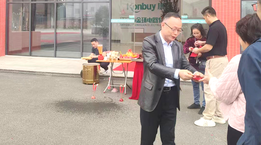 開工好兆頭！金環(huán)電器為全體員工發(fā)放紅包福利！