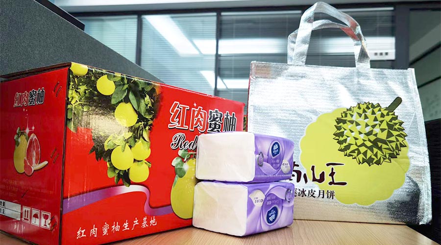 迎中秋 送關(guān)懷！金環(huán)電器給員工們派發(fā)中秋禮包