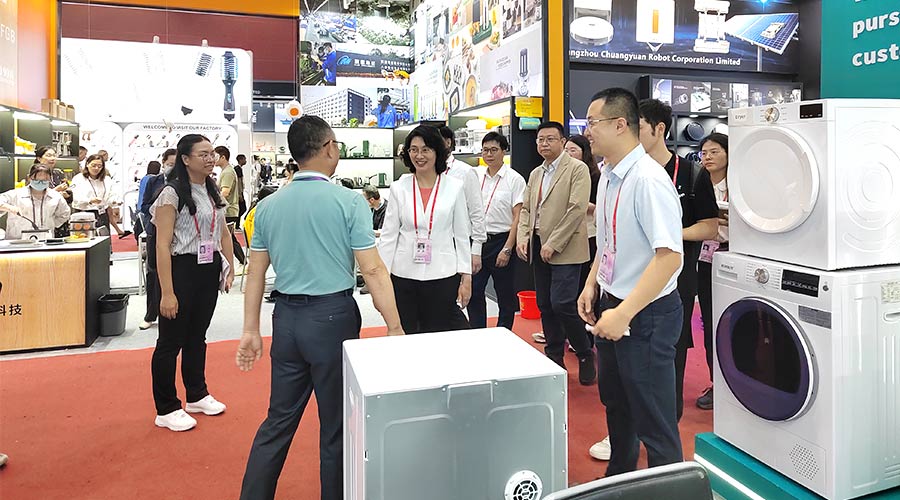 廣交會(huì)迎來(lái)大咖！江門(mén)市市長(zhǎng)親臨金環(huán)電器展位參觀(guān)交流