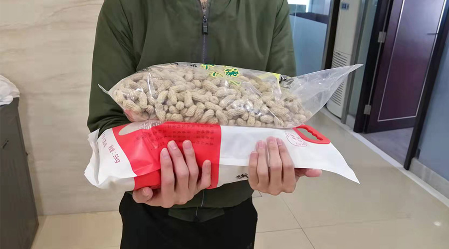 新春關(guān)懷 禮滿情暖！金環(huán)電器給員工發(fā)年貨