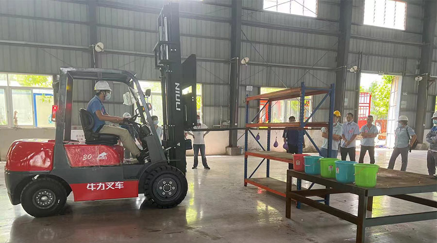 比技能 展風(fēng)采！金環(huán)電器參與鶴城鎮(zhèn)第二屆企業(yè)職工叉車技能競(jìng)賽